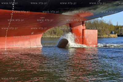Kontenerowiec Celina Star wyplywa z gdanskiego portu....