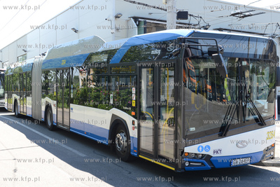 Gdynia. Trollino 18 w bazie trolejbusowej na ul. Zakręt...