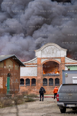 Pożar hali dawnych Zakładów Naprawczych Taboru Kolejowego...