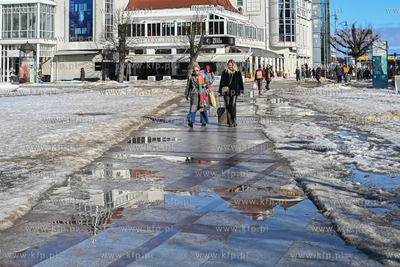 Sopot. Nieuprzątnięty śnieg topnieje tworząc kałuże...
