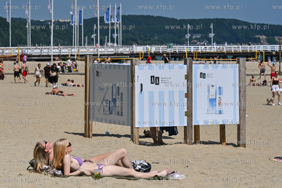 Sopot. Plaża. Upalny weekend spowodował liczne przybycie...