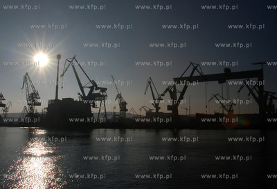 Do portu w Gdyni dotarly i montowane sa w terminalu...