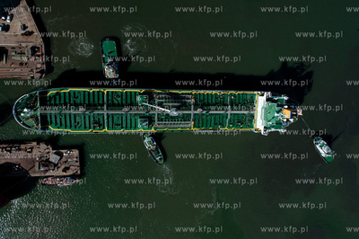 Stocznia Gdynia z lotu ptaka. NZ wprowadzanie statku...