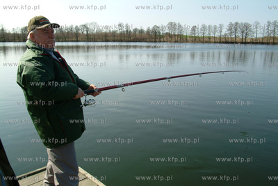 Lech Walesa na rybach. 25.04.2003 Fot. Maciej Kosycarz...