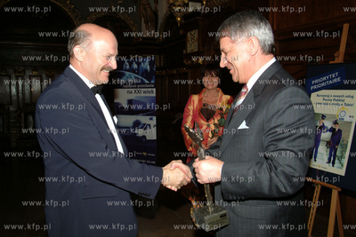 Wojewoda Pomorski Ryszard Kurylczyk wrecza nagrode...