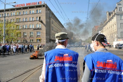 Plonace opony i petardy w srodku miasta to efekt pikiety...