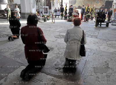 Gdansk. Bazylika Mariacka. Warta honorowa przy trumnie...