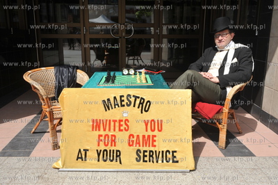 Przed wejsciem do dawnego, nieczynnego juz kina Polonia...