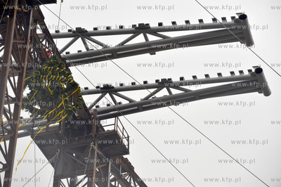 Zawieszenie wiechy na budowanym stadionie PGN Arena...