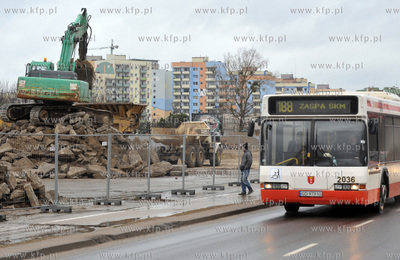 Gdansk. Zaspa. Wyburzanie dawnego pasa startowego wzdluz...