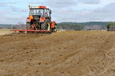 Wiosenne prace rolne w Sulminie na Kaszubach. 14.04.2011...