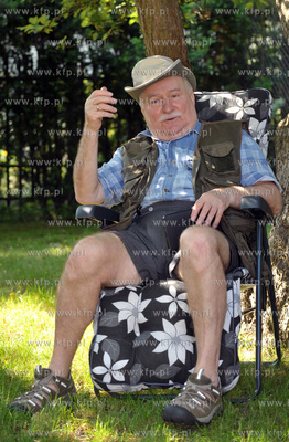 Lech Walesa w ogrodzie swojego domu na ul. Polanki...