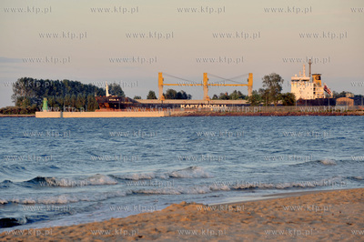 Plaza w Gdansku - Brzeznie. Nz statek Kaptanoglu wychodzi...