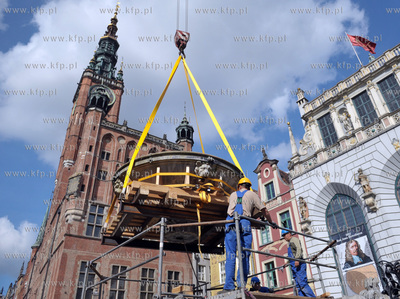 Gdansk. Demontaz figury Neptuna z fontanny na Dlugim...