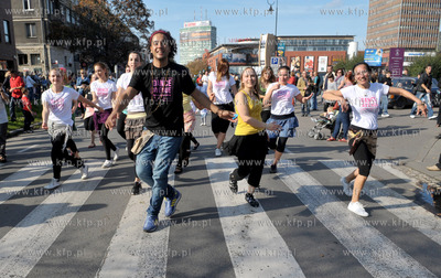 Gdansk, ul. Rajska. Parada z udzialem bebniarzy, tancerzy...