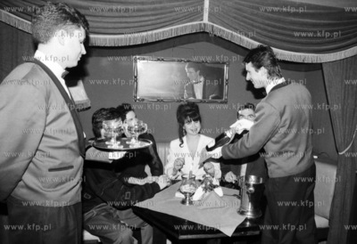 Kelnerzy podaja szampana w nocnym klubie 24.11.1993...