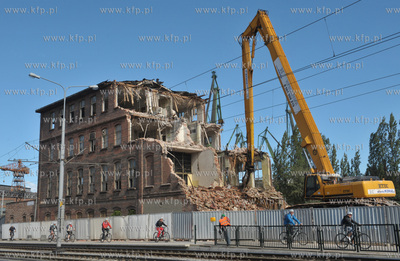 Wyburzanie stoczniowych budynkow przy ul. Jana z Kolna.
06.09.2012...