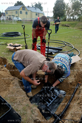 Prace przy instalacji systemu automatycznego nawadniania...