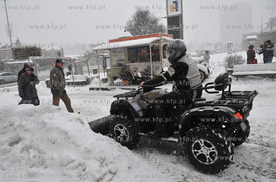 Gdansk zima. Quad jako plug odsnieza teren wokol Multipleksu...