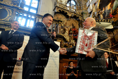 Dwor Artusa. Prezydent Lech Walesa wreczyl przyznawana...