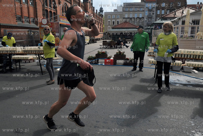 II PZU Gdansk Maraton. Zawodnicy na ul. Panskiej. Punkt...