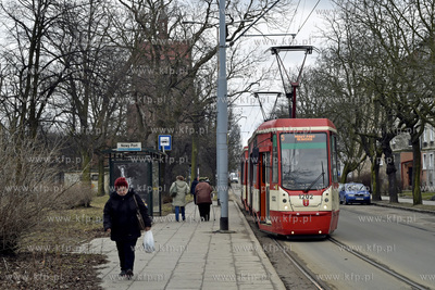 Gdańsk Nowy Port. Tramwaj linii 5  na przystanku na...
