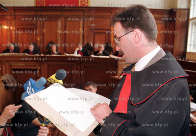 Proces ofiar grudnia '70,prokurator Bogdan Szegda odczytuje...