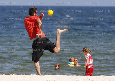 Polwysep helski. Marcin Prokop nad morzem z coreczka.
23.07.2008
fot....