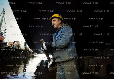 Stocznia Gdansk. Pochylnia B1 wodowanie kolejnego statku...