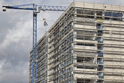 Uroczyste zawieszenie wiechy na modernizowanym biurowcu...