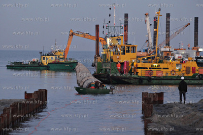 Sopot. Zatapianie 400 metrowej rury, ktora posluzy...