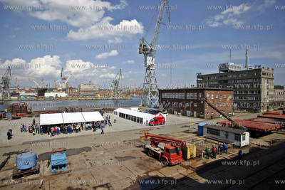 Gdynia. Stocznia S.R. Nauta. Ceremonia polozenia stepki...