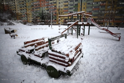 Gdansk Zaspa. Nz. zasniezony plac zabaw przy ul.Startowej....