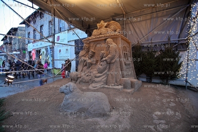 Symboliczne odsloniecie szopki bozonarodzeniowej z...