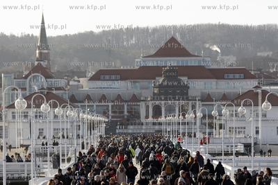 Tłum spacerujących na sopockim molo w drugi dzień...