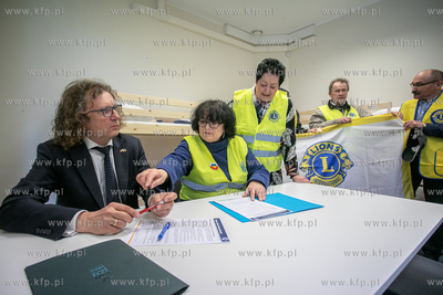 Przekazanie łóżek na wyposażenie zbiorowego punktu...