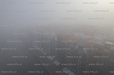 Jesienna mgła o poranku w Gdańsku. Wyspa Spichrzów....