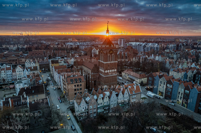 Wschód słońca nad Gdańskiem. Kościół św. Jana....