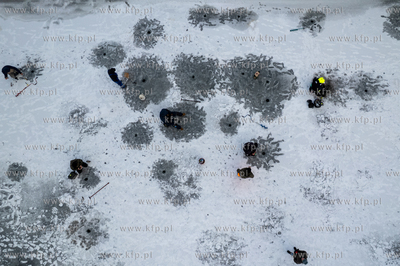 Wędkarstwo podlodowe w Gdańsku na skutej lodem Motławie...