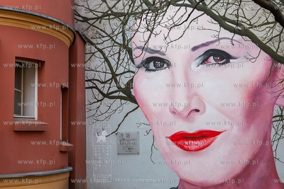 Mural z wizerunkiem Kory autorstwa Bruna Althamera,...