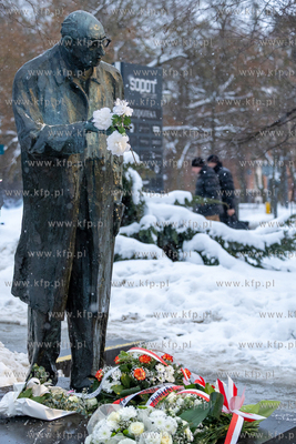 Złożenie kwiatów pod pomnikiem Władysława Bartoszewskiego....