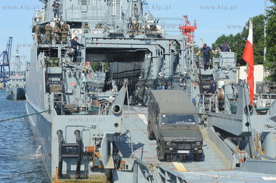 Port wojenny Gdynia Oksywie. 32 zolnierzy i 13 pojazdow...