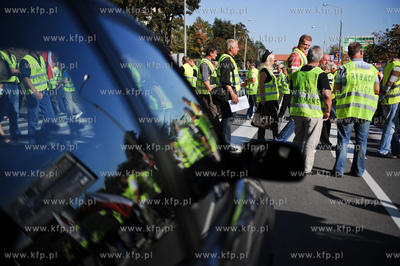 Gdansk. Trakt Sw. Wojciecha. Rybacy blokujac przejscie...