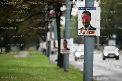 Gdansk. Al Zwyciestwa. Pozaklejane plakaty wyborcze...