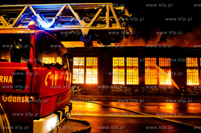 Gdansk. Pozar znajdujacej sie na terenie Stoczni Gdanskiej...