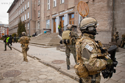 Gdansk. Wspolne cwiczenia grupy antyterrorystycznej...