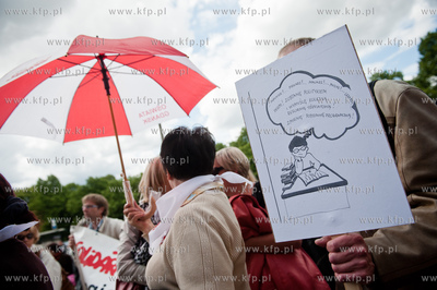 Gdansk. Manifestacja przed Urzedem Marszalkowskim zorganizowana...