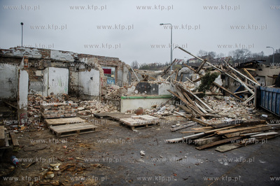 Gdansk. Rozbiorka budynkow znajdujacych sie przy skrzyzowaniu...
