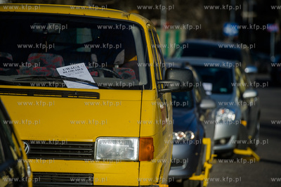 Gdansk. Nalozone przez Straz Miejska blokady na kolach...