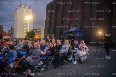 Gdańsk. Inauguracja II edycj kina na dachu Teatru...